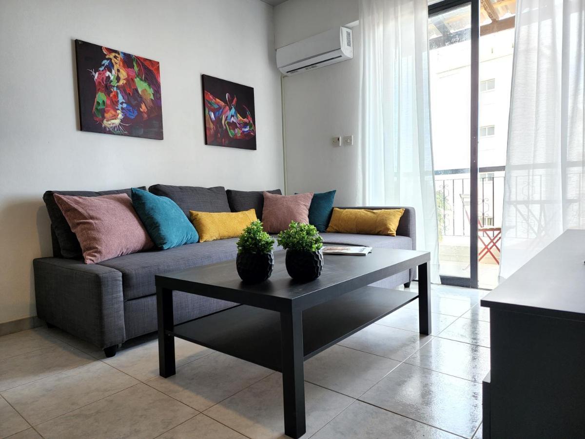 Kay'S City & Seaview One Bedroom Apartment Larnaca Esterno foto