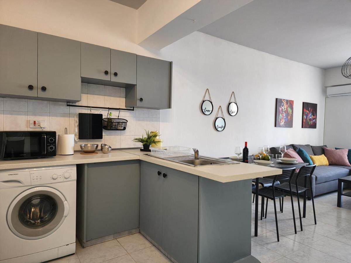 Kay'S City & Seaview One Bedroom Apartment Larnaca Esterno foto